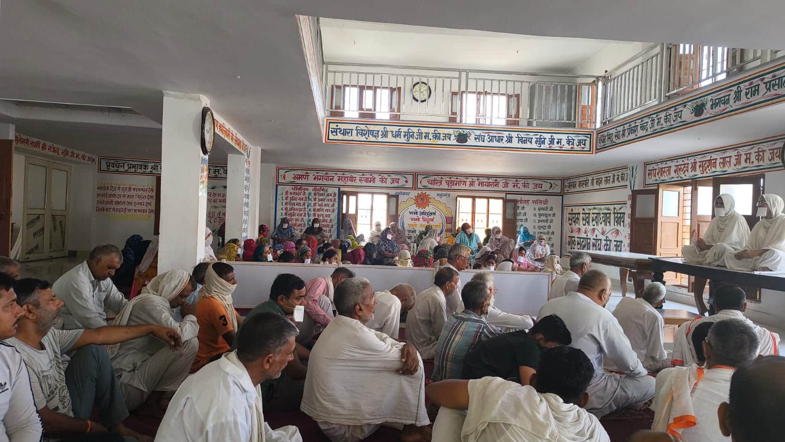 जैन स्थानक में प्रवचन करते जैन मुनि। स्रोत : संस्थान