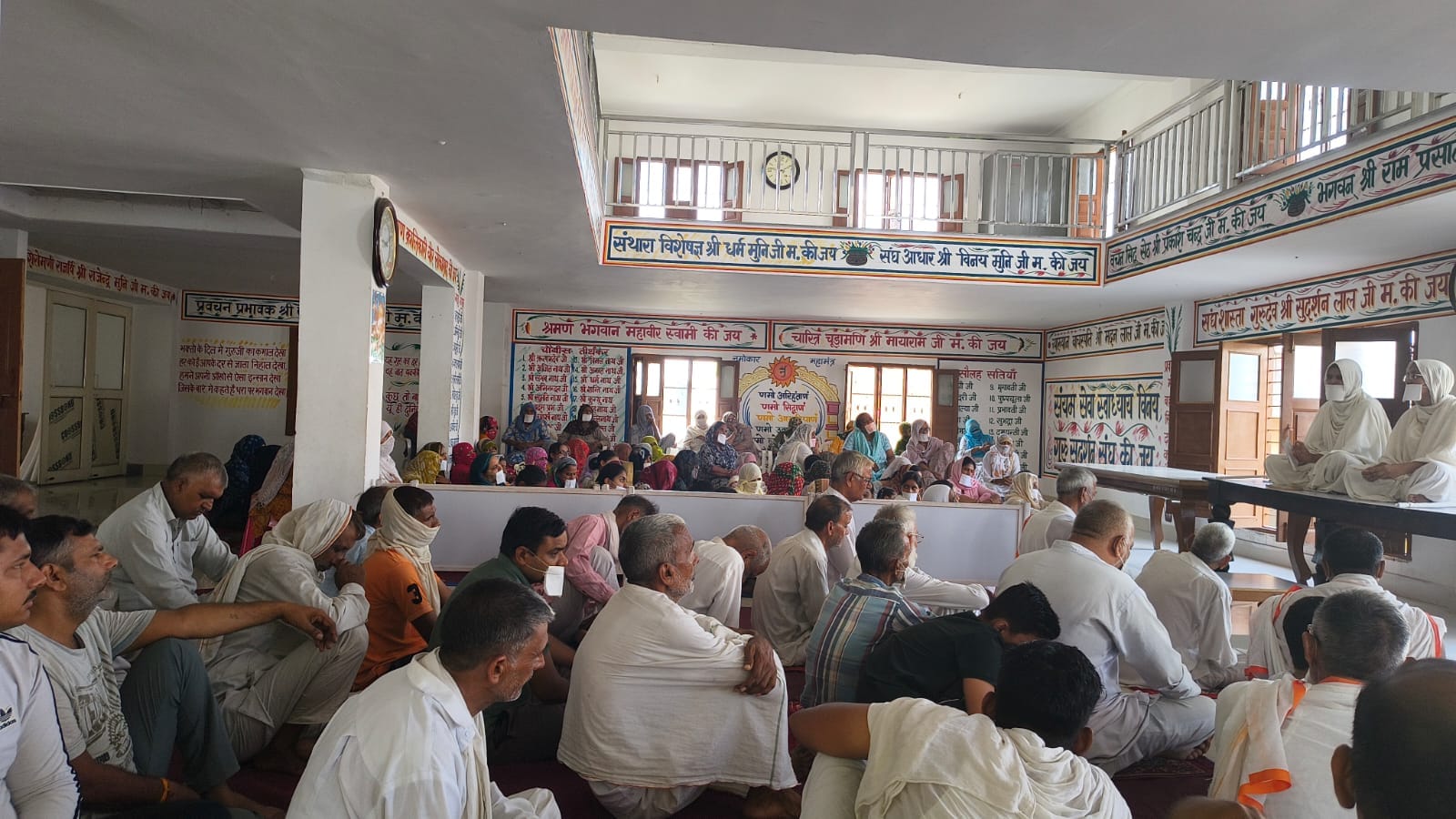 जैन स्थानक में प्रवचन करते जैन मुनि। स्रोत : संस्थान