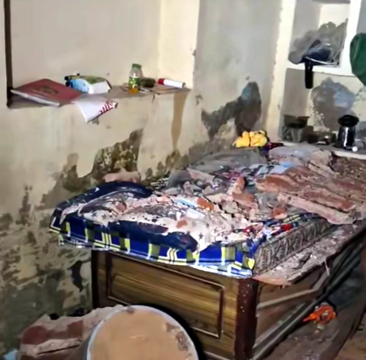 Layer of concrete slab collapses on sleeping family; couple injured.