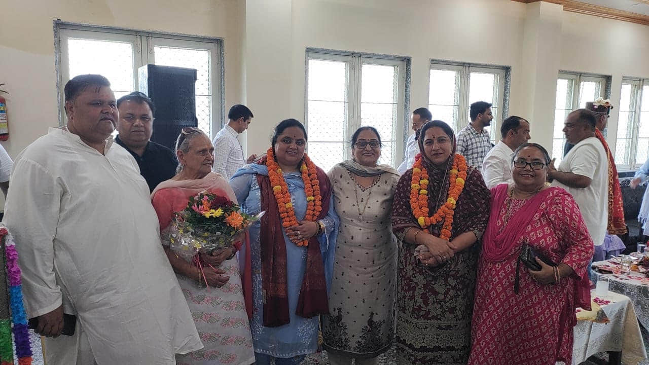 ज्वालामुखी नगर परिषद शपथ समारोह में अध्यक्ष व उपाध्यक्ष। -संवाद