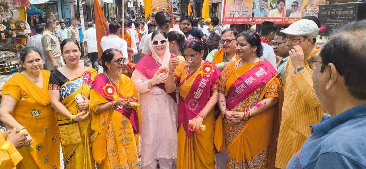 ज्योति कलश रथ यात्रा मौजूद चेयरमैन और महिलाएं। संवाद