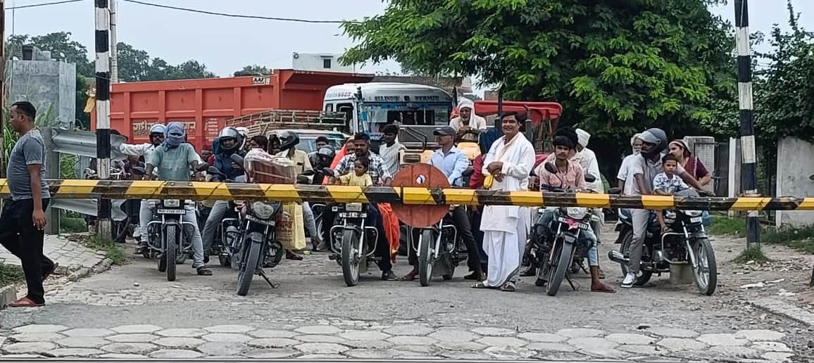 कंचौसी रेलवे क्रॉसिंग के पास खड़ी मालगाड़ी।संवाद