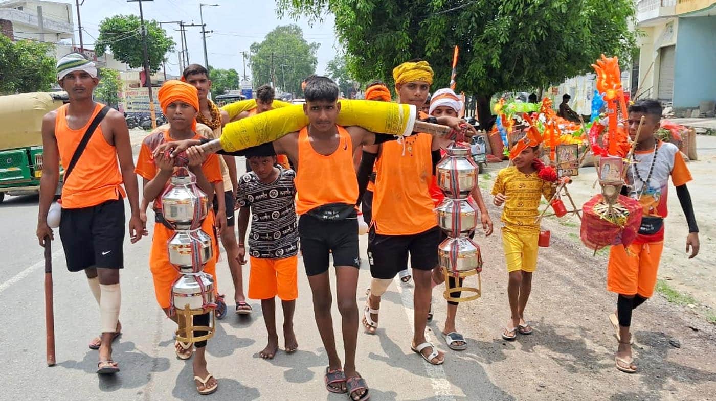 कछला से कांवड़ लेकर निकले शिवभक्त। संवाद