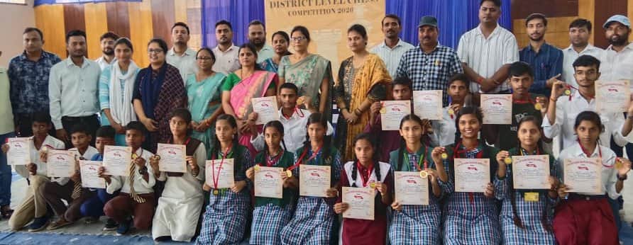 कुंडा में आयोजित जिला स्तरीय शतरंज प्रतियोगिता में विजेता खिलाड़ी। कोच