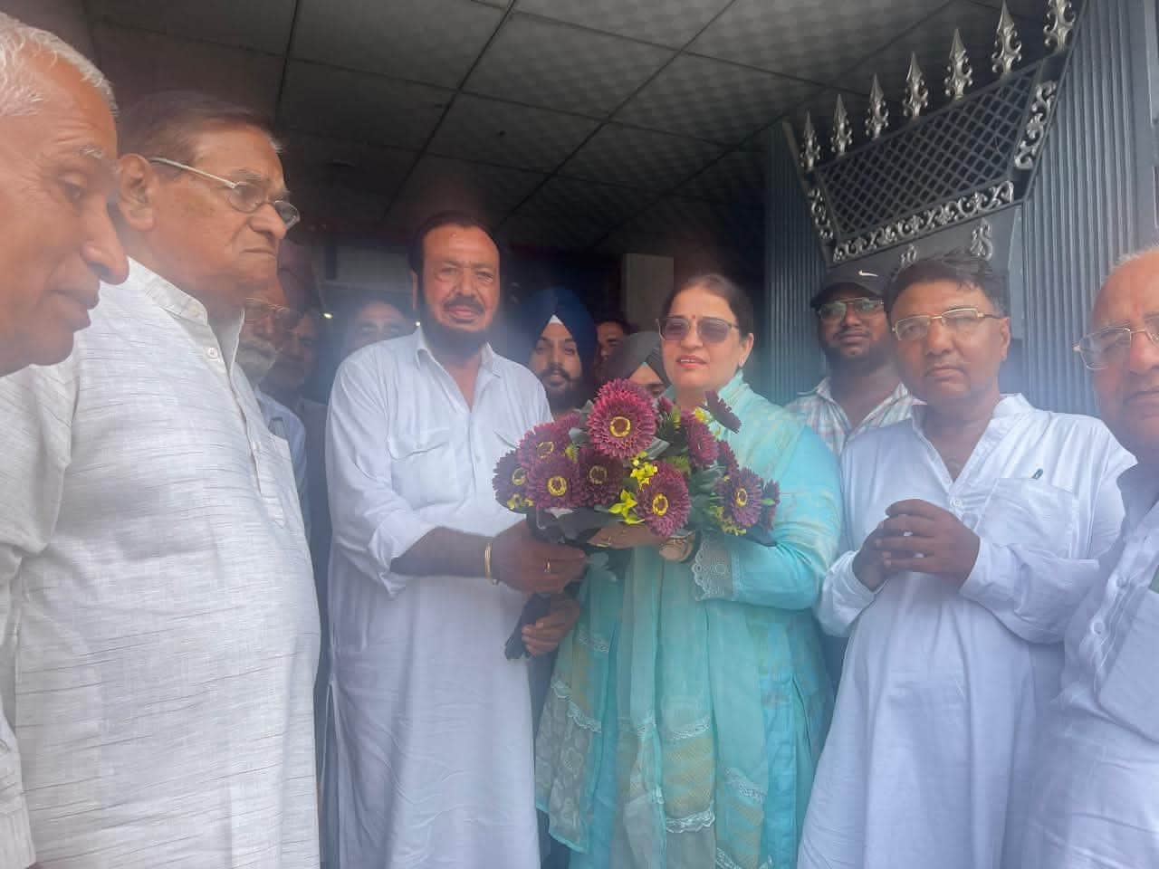 कांग्रेस जिलाध्यक्ष का स्वागत करते पार्टी कार्यकर्ता।