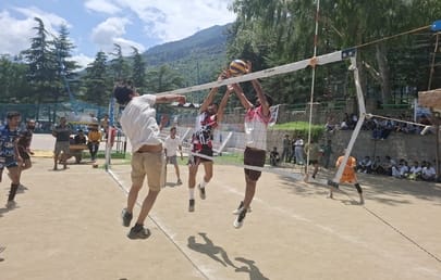 कुल्लू के ढालपुर मैदान में चल रही खेलकूद प्रतियोगिता में दमखम दिखाते खिलाड़ी।-संवाद