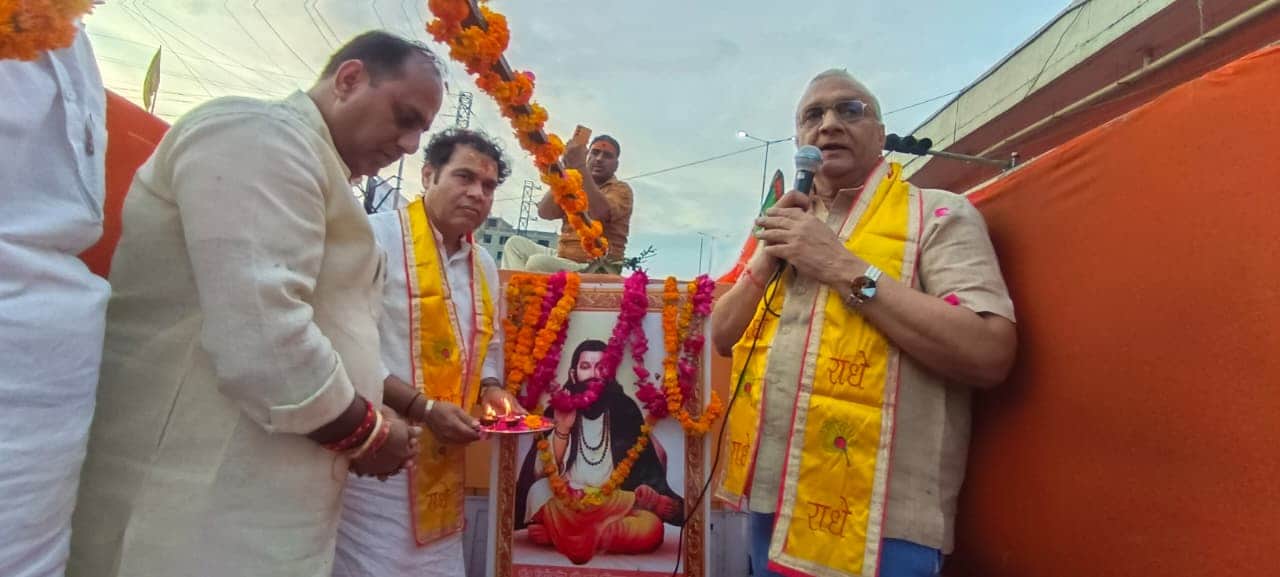 कलश यात्रा का स्वागत करते विधायक श्रीकांत शर्मा, महापौर विनोद अग्रवाल व अन्य । 