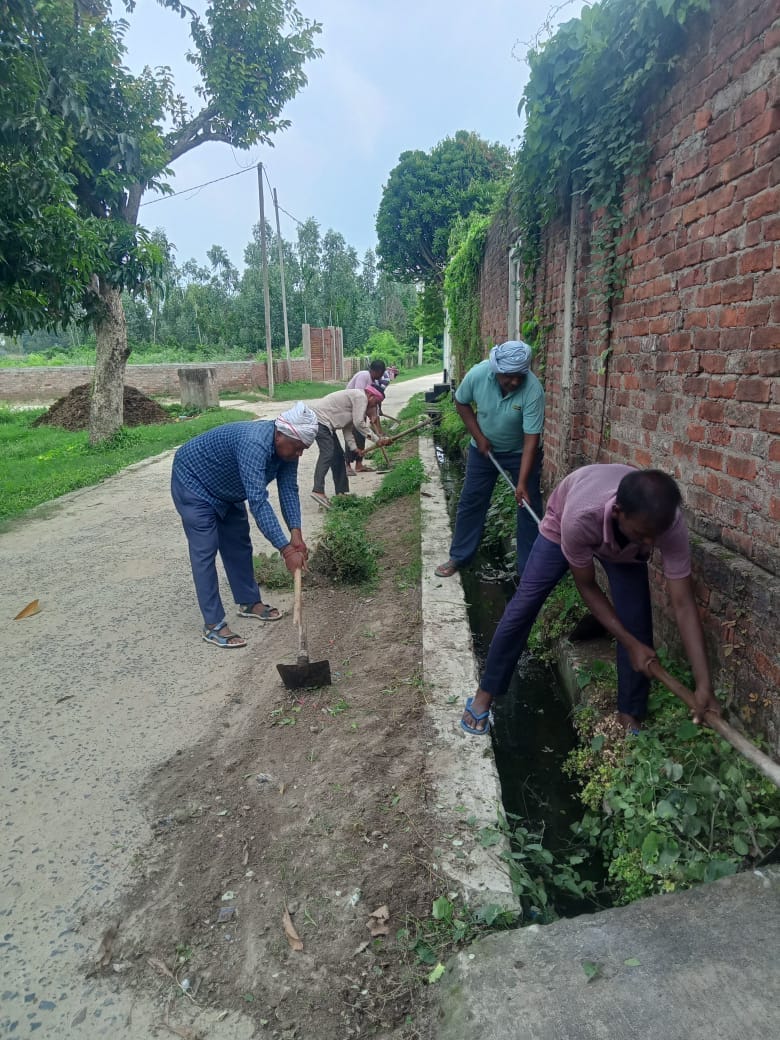करहां न्याय पंचायत अन्तर्गत माहपुर गांव में पखवाड़े के आखिरी दिन नालियों की सफाई करते सफाईकर्मि