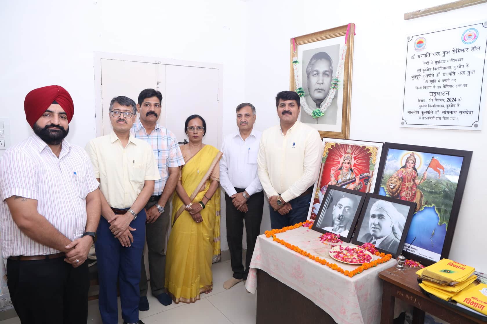 कुरुक्षेत्र। हिंदी विभाग में मुंशी प्रेमचंद एवं शहीद ऊधम सिंह जयंती पर उन्हें पुष्प अर्पित करते