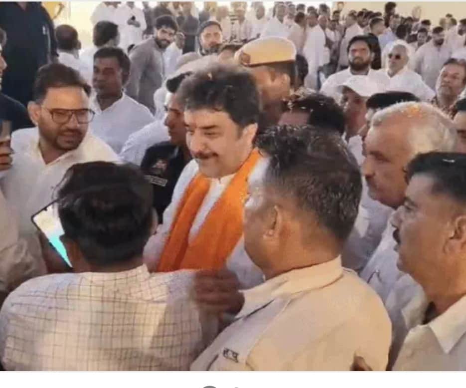 कुरुक्षेत्र। कार्यक्रम के दौरान कार्यकर्ताओं के साथ चर्चा करते भाजपा नेता कुलदीप बिश्नोई। संवाद