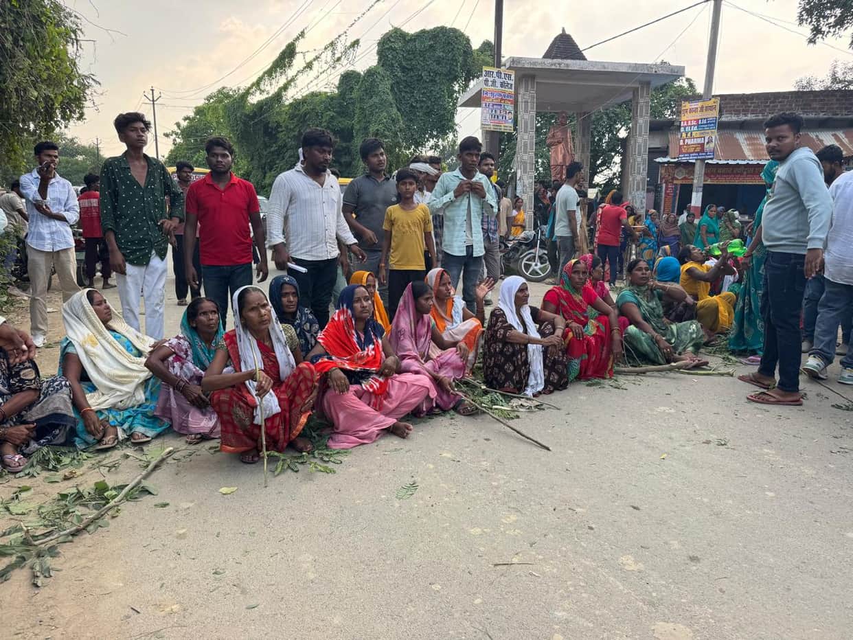 Student scorched by high-tension line in critical condition; road blockade staged for three hours.