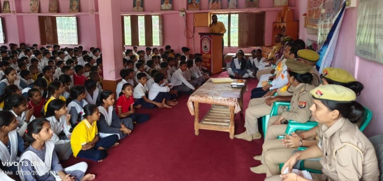 कृष्णलली इंटर कॉलेज गिलौला में बालश्रम के प्रति जागरूक करते पुलिस कर्मी।