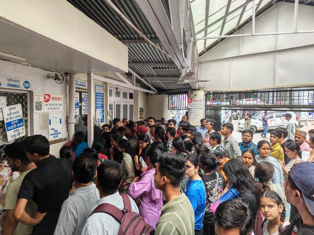 क्षेत्रीय अस्पताल सोलन में फीस काउंटर पर उमड़ी मरीजों व तीमारदारों की भीड़। संवाद