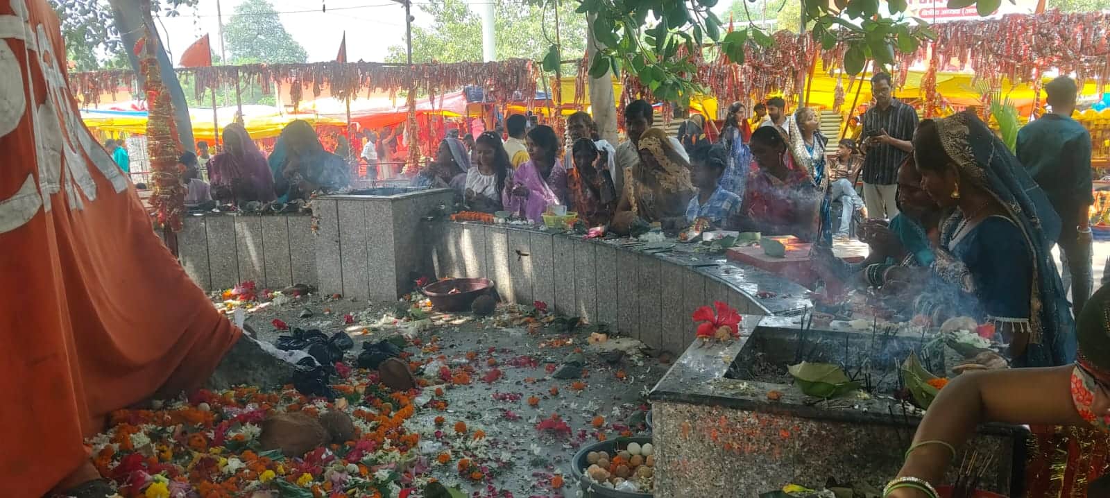 कटेहरी के शिवबाबा धाम में शुक्रवार को साप्ताहिक मेले के दौरान दर्शन-पूजन करने पहुंचे श्रद्धालु