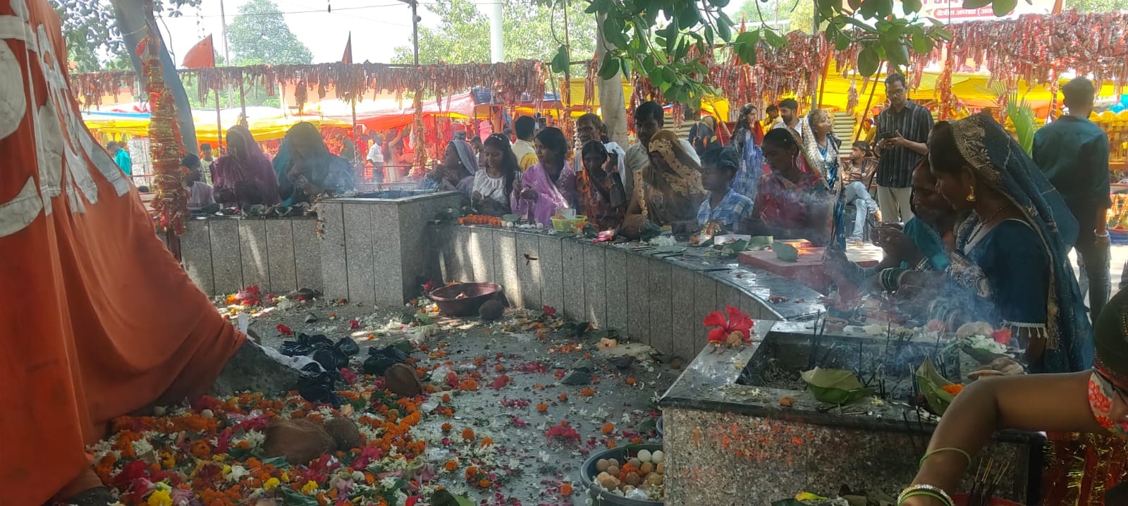 कटेहरी के शिवबाबा धाम में शुक्रवार को साप्ताहिक मेले के दौरान दर्शन-पूजन करने पहुंचे श्रद्धालु
