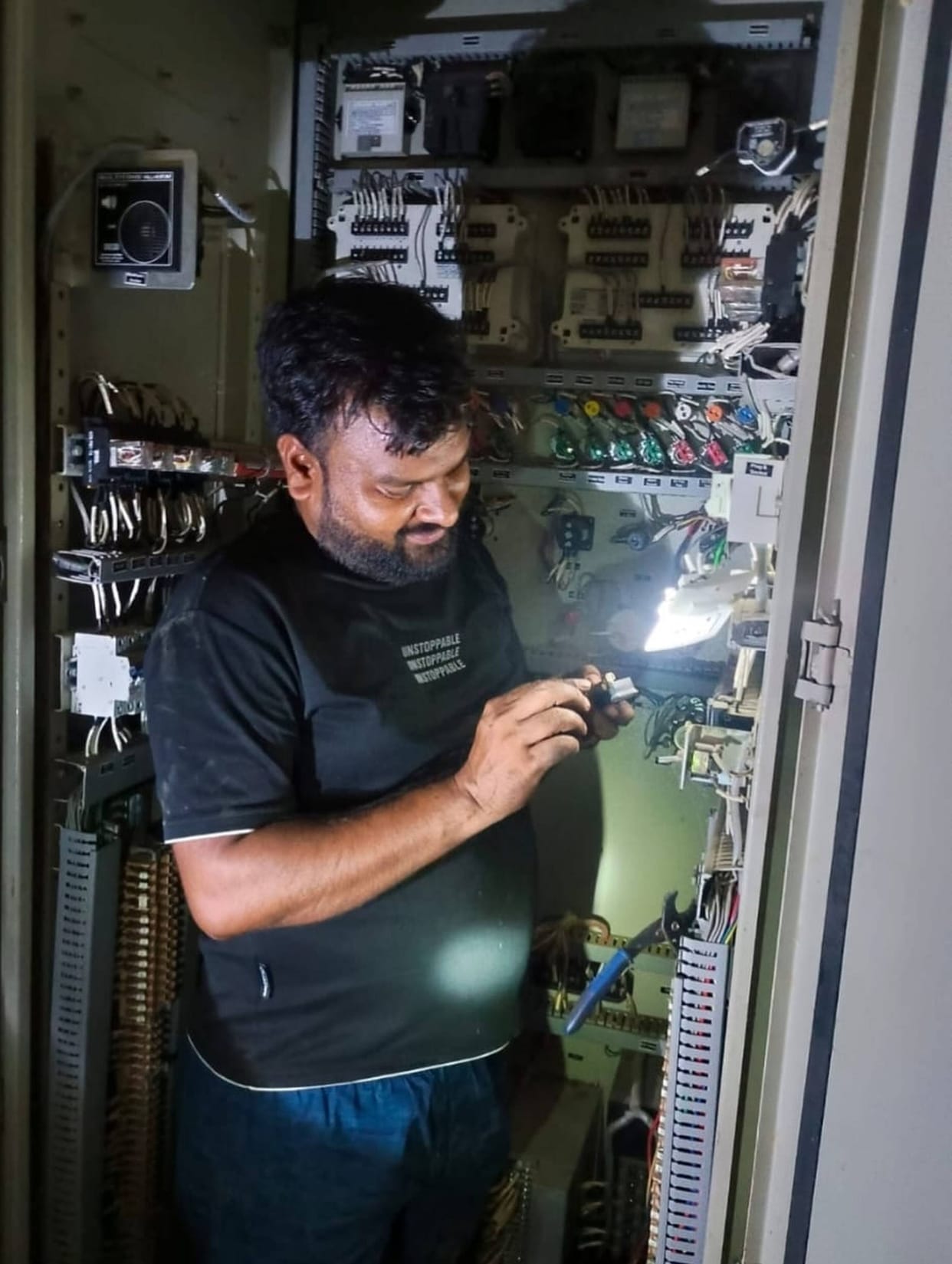A population of 25,000 endured a power crisis for four hours