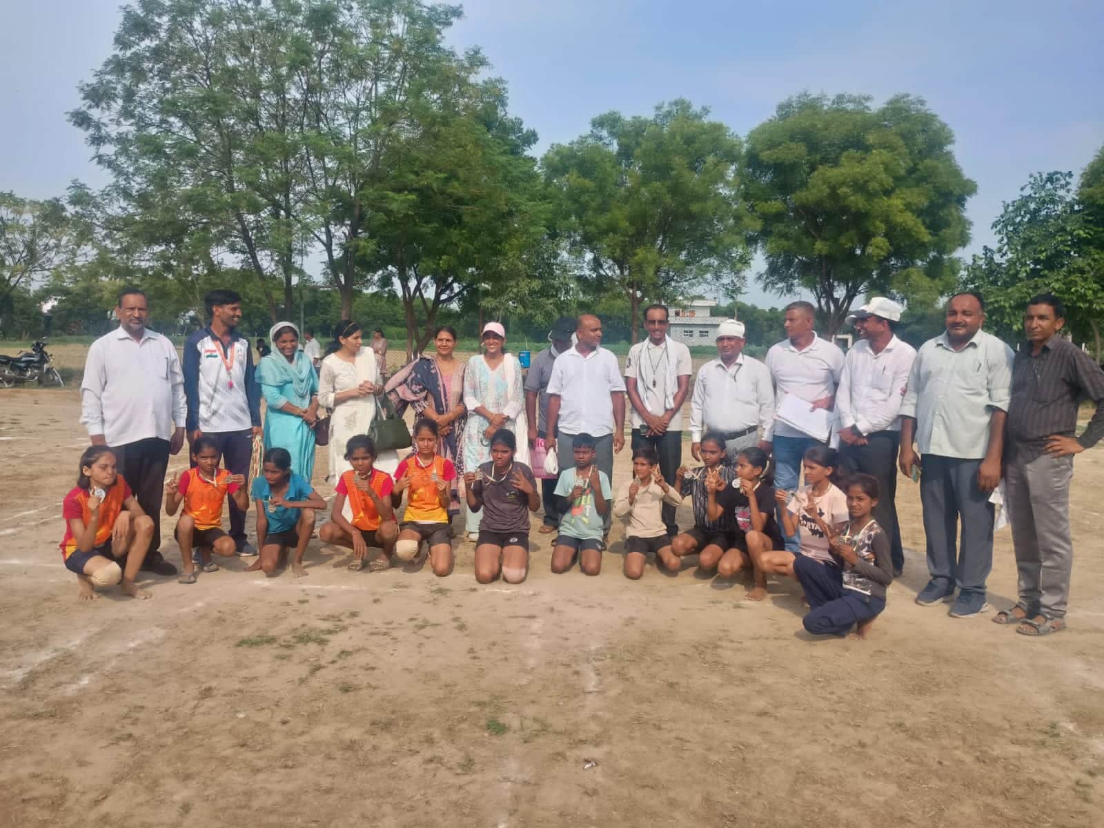 खो-खाे की उप विजेता टीम को सम्मानित करते स्टाफ सदस्य। स्त्रोत: विद्यालय