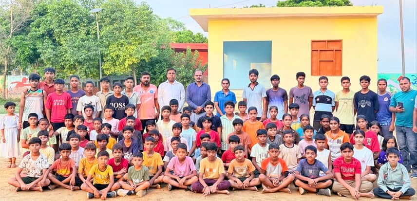 खो-खो में विजेता खिलाड़ियों के साथ कोच व अन्य ग्रामीण। संवाद