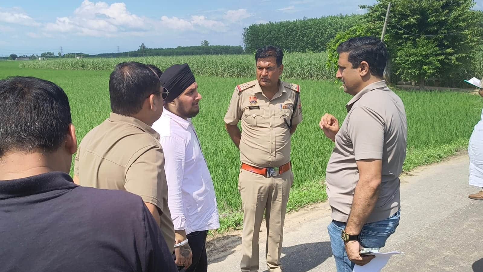 खुंडेवाला गांव के रास्ते पर हुई लूट के बाद जांच करती पुलिस की टीमें। संवाद