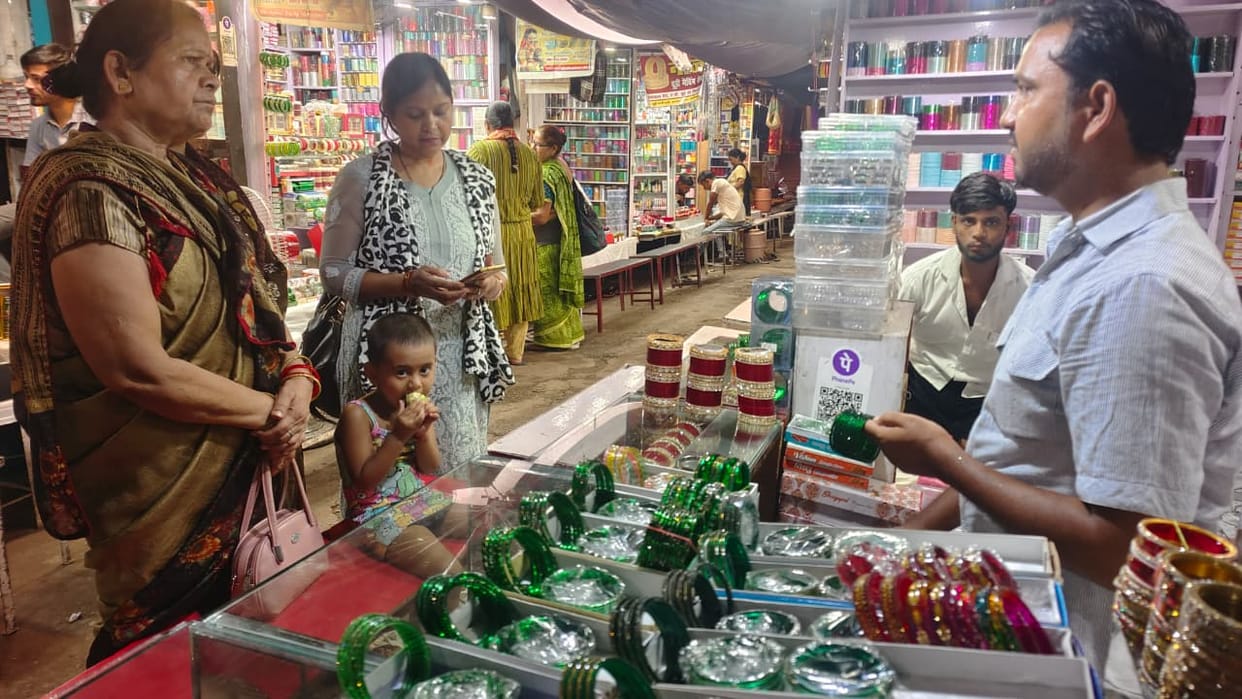 Wrists started turning green, the market became lively