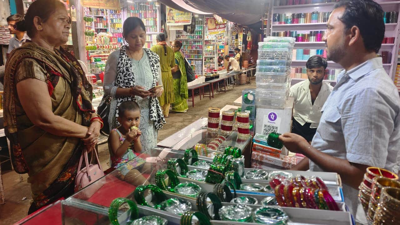 खपरैल बाजार में चूड़ियां खरीदती महिलाएं। संवाद