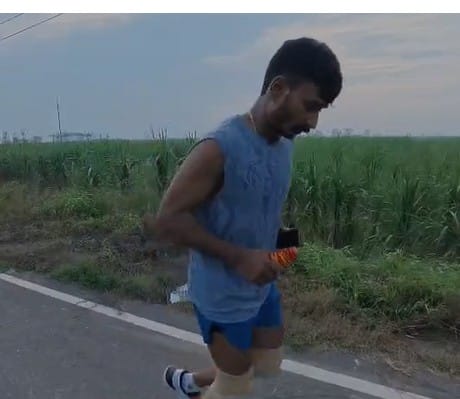 Nishant from Khatauli ran 50 km to perform *Jalabhishek* at Pura Mahadev.