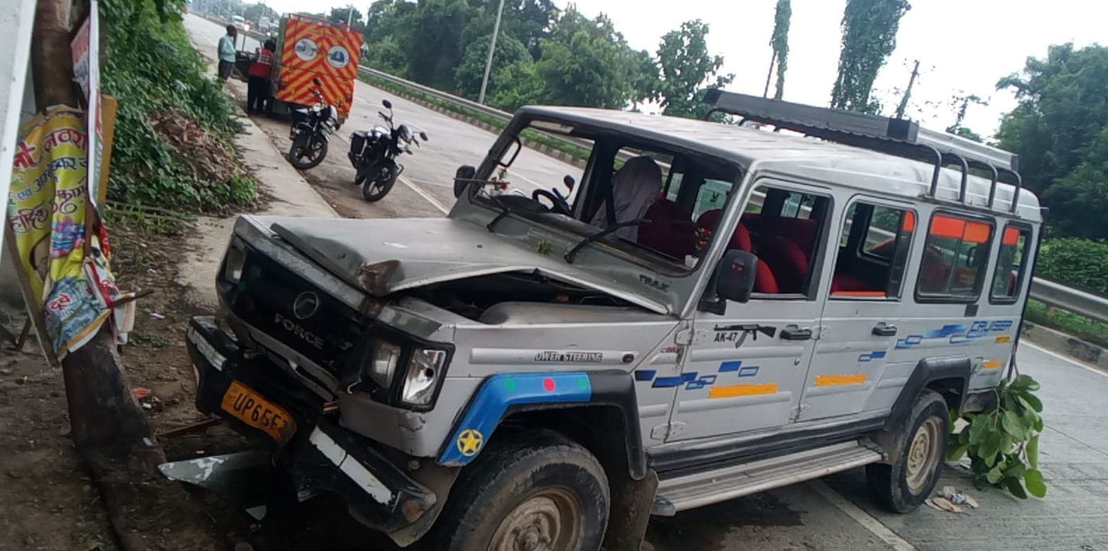 लंभुआ के मदनपुर पनियार के पास बिजली के खंभे से टकराया अनियंत्रित वाहन। स्रोत-ग्रामीण