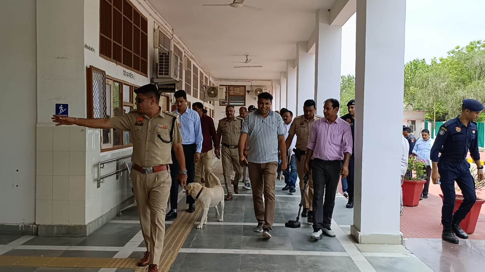 लघु सचिवालय को बम से उड़ाने की धमकी के बाद सर्च अभियान चलाते पुलिस कर्मी।