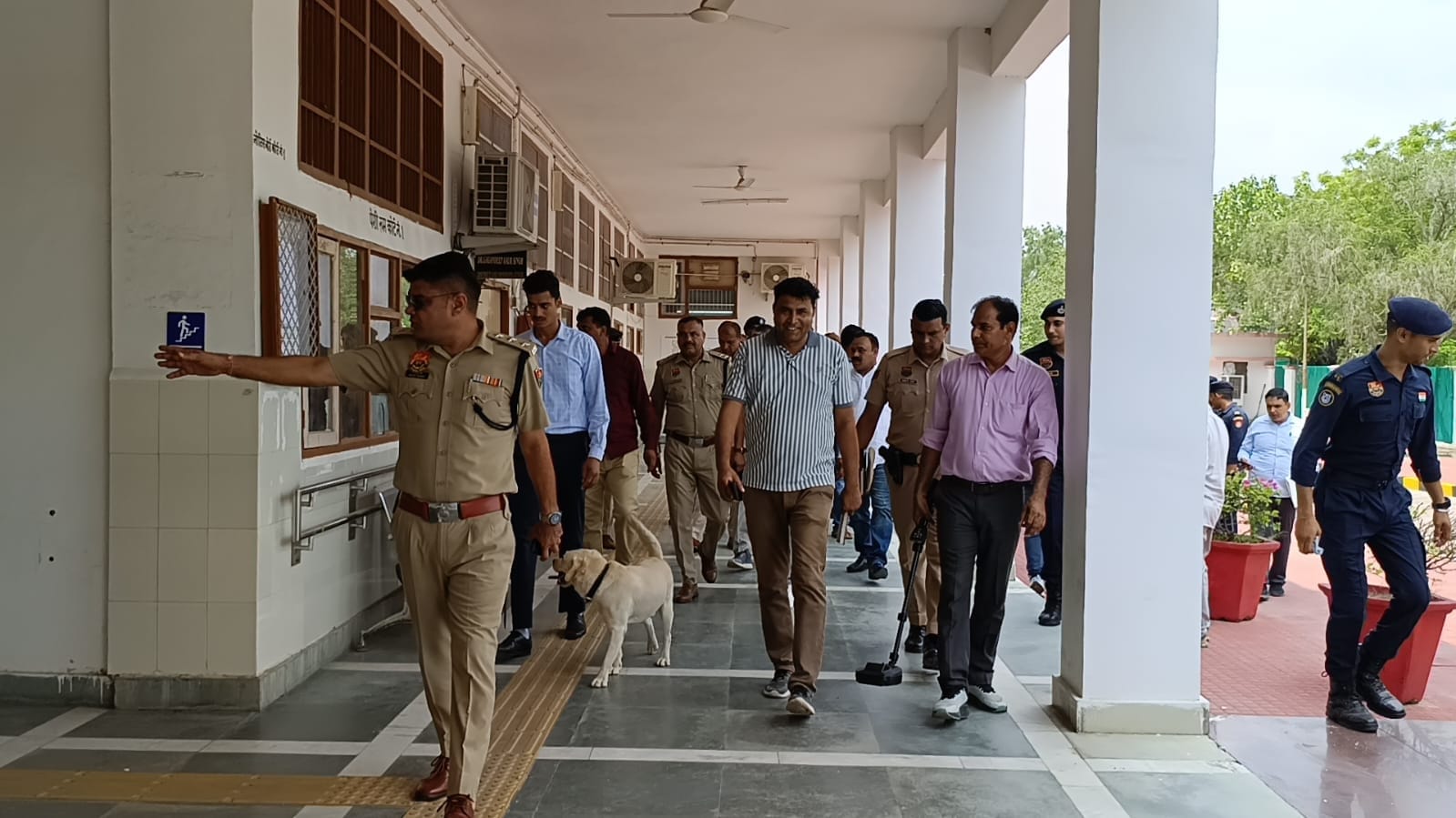 लघु सचिवालय को बम से उड़ाने की धमकी के बाद सर्च अभियान चलाते पुलिस कर्मी।