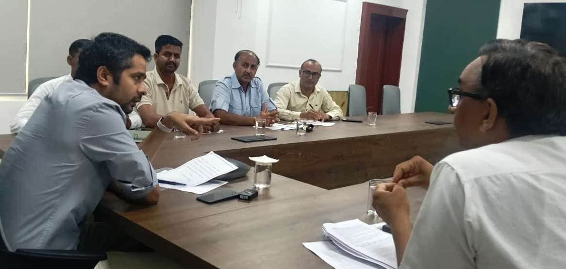 लघु सचिवालय सभागार में राजनीतिक दलों के प्रतिनिधियों के साथ एसआईआर-2026 अभियान को लेकर बैठक करत
