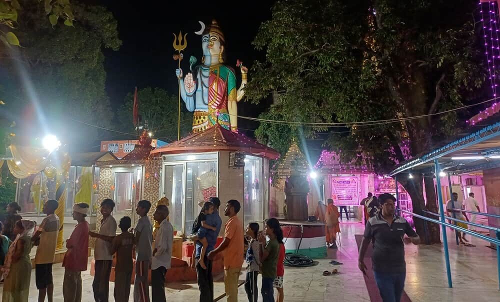 लाइट से जगमग अंबाला छावनी का प्राचीन कैलाश हाथी खाना मंदिर। संवाद