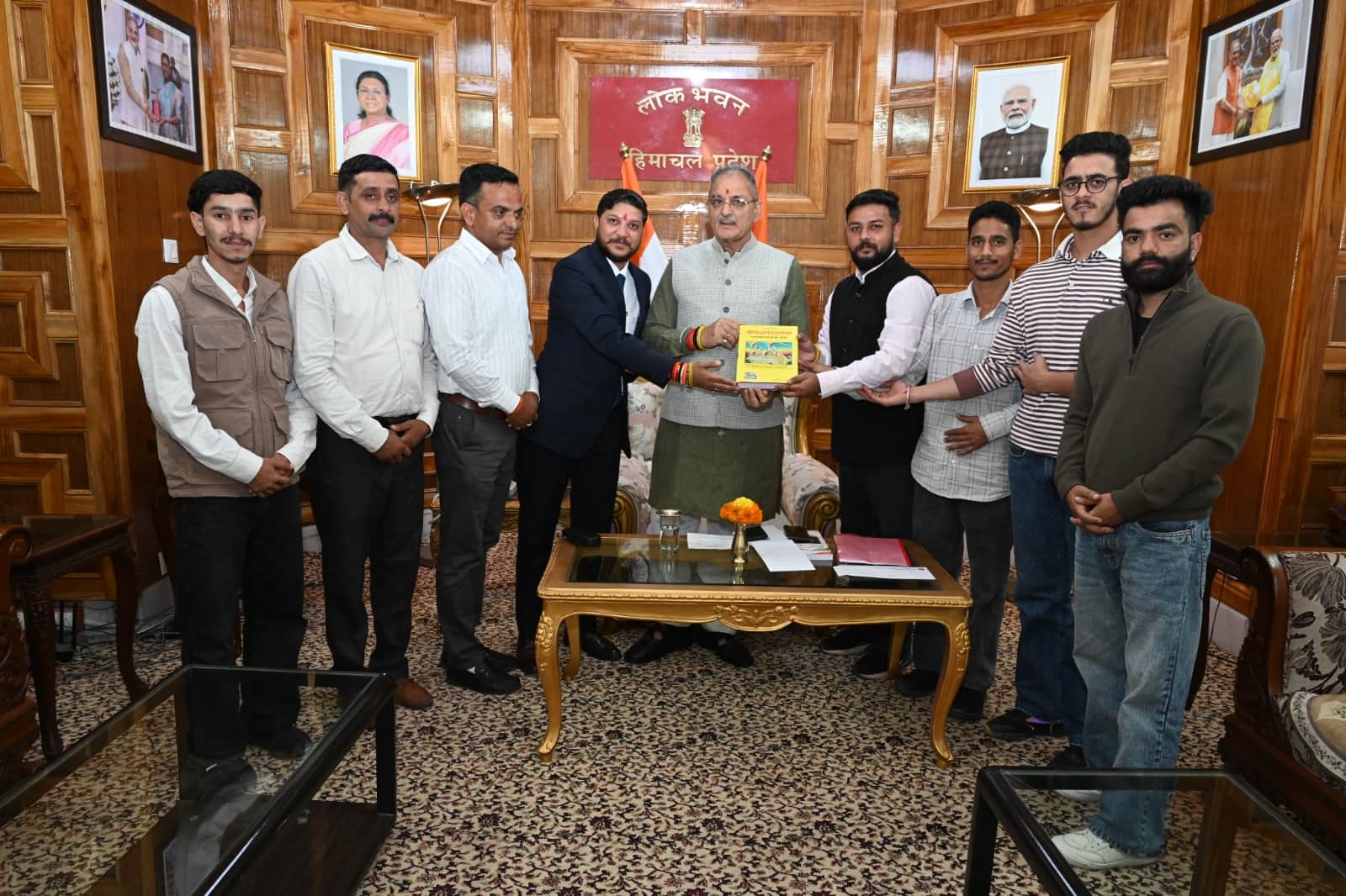 लोक भवन शिमला में राज्यपाल कविंदर गुप्ता को हिमाचली टोपी, मफलर एवं श्रीमद्भगवद्गीता भेंट कर सम्
