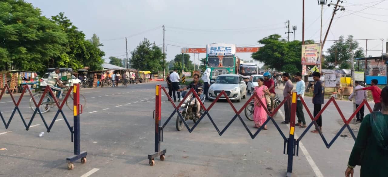 लखीमपुर-सीतापुर फोरलेन पर ट्रामासेंटर तिराहे के पास लगी बैरीकेडिंग से बेहजम मार्ग पर जाते वाहन।