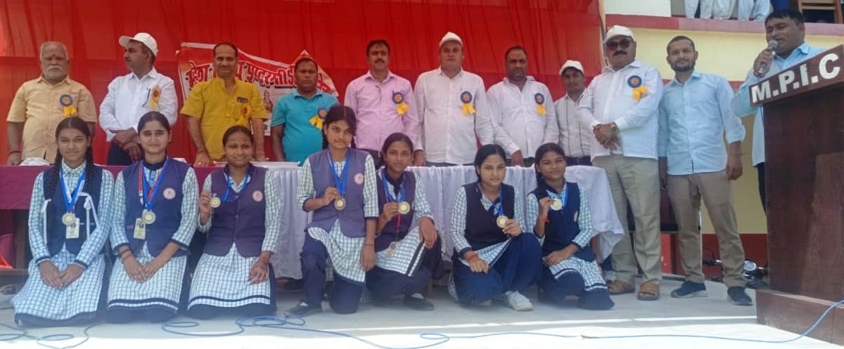 मंडल स्तरीय कराटे प्रतियोगिता के लिए चयनित खिलाड़ियों को सम्मानित किया-स्रोत विद्यालय