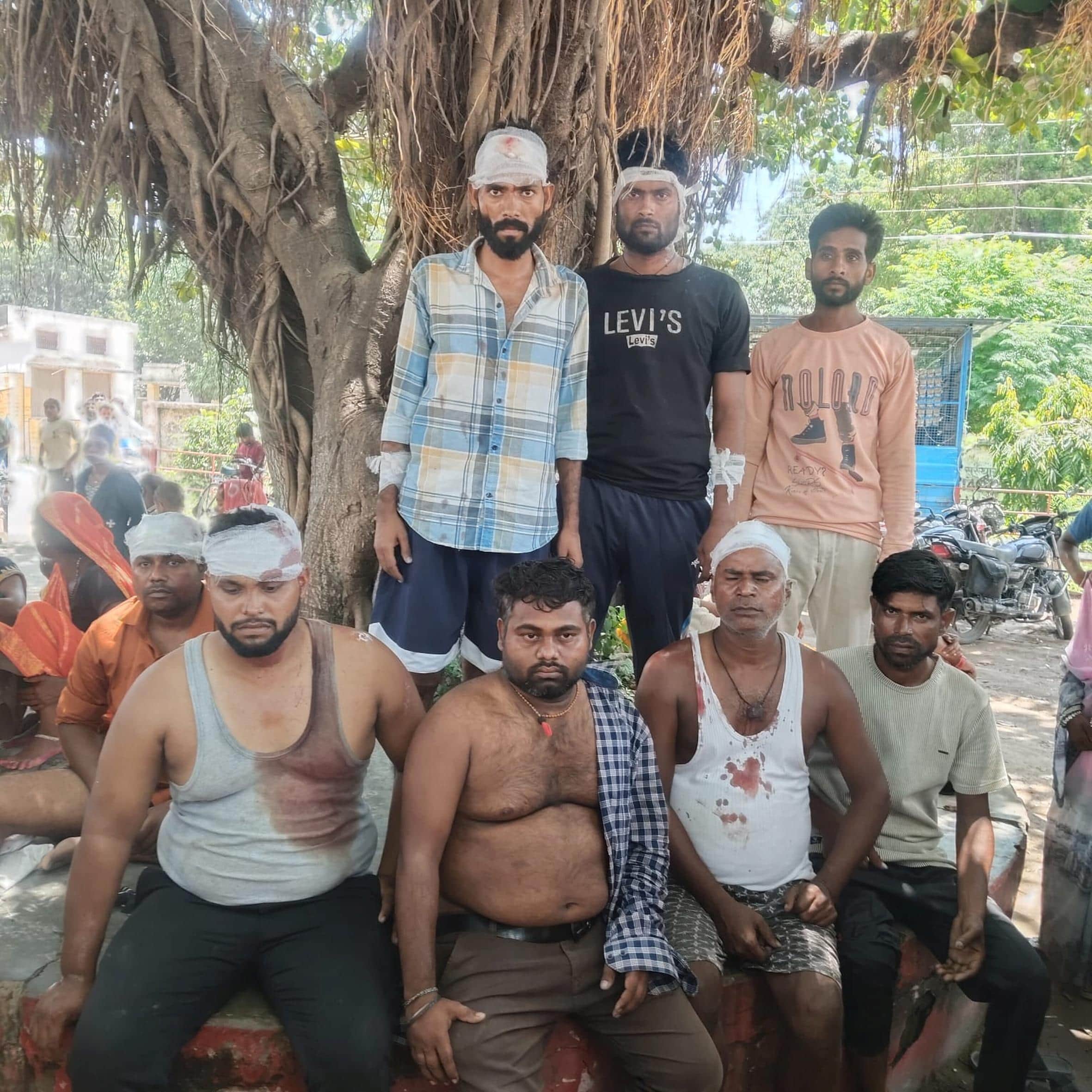 मिहींपुरवा में हमले में घायल सुपरवाइजर अरुण रावत व अन्य सफाईकर्मी।