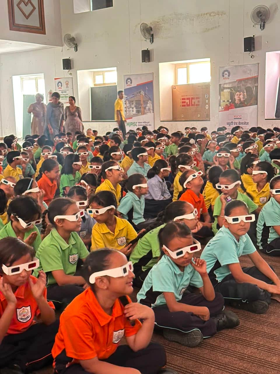 मनोरंजक 3-डी शो का आनंद लेते बच्चे। स्कूल