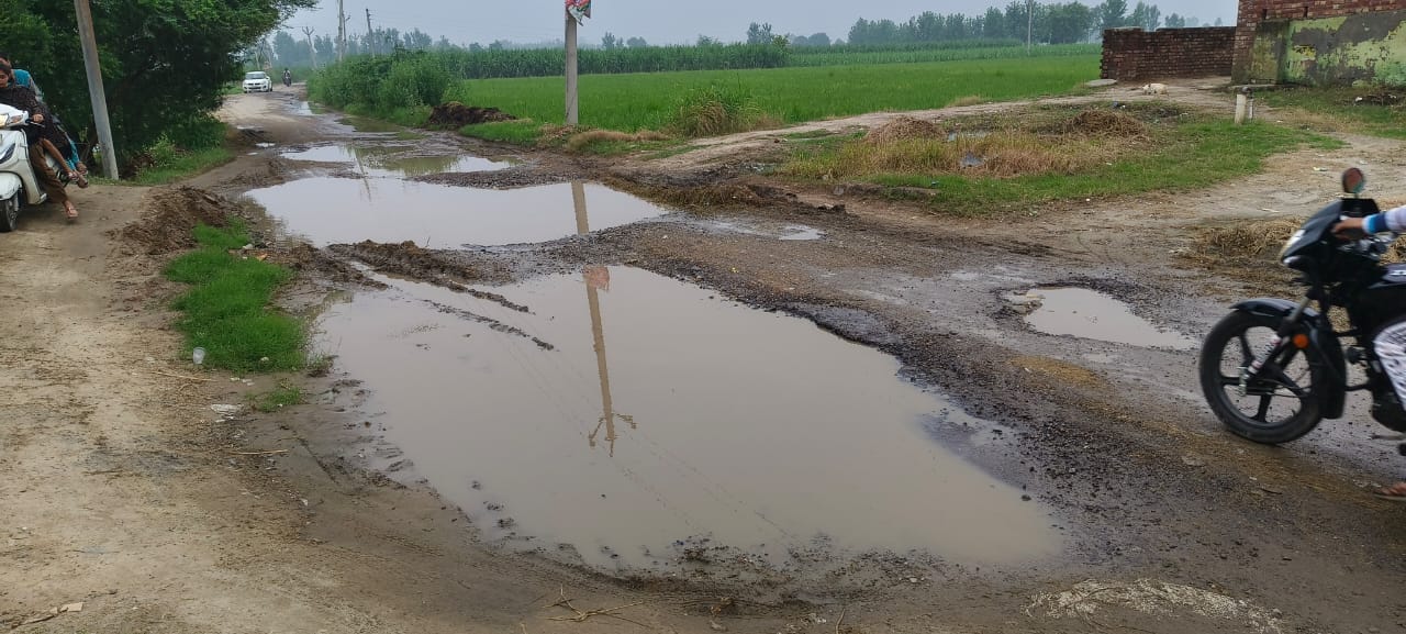 मेरी आवाज सुनोगांव मंसूरा मार्ग पर बने गड्ढों में भरा बरसात का पानी। संवाद