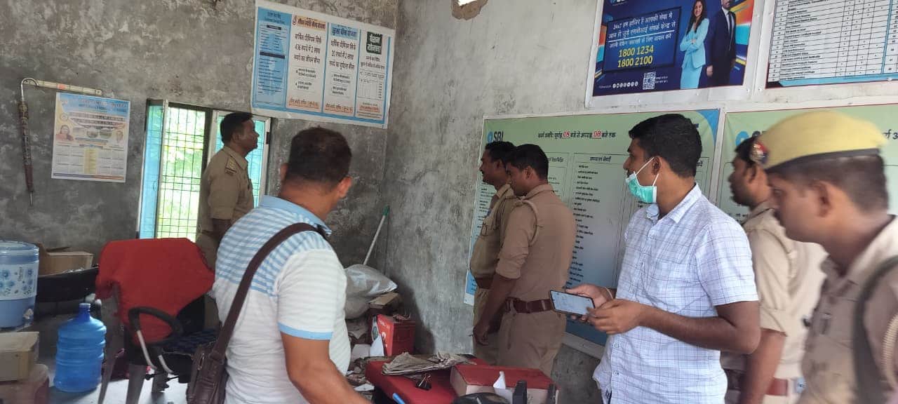 मुर्दहवा चौराहे पर सतीश कुमार की दुकान में चोरी के बाद जांच करती पुलिस