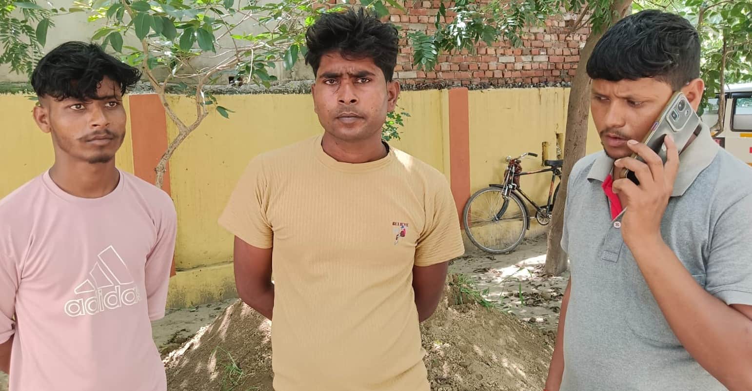 मृतक ओमपाल के शोकाकुल परिजन। संवाद