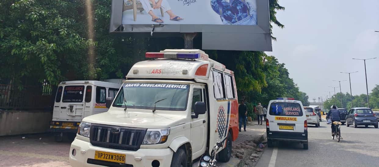 Illegal gathering of private ambulances outside the district hospital's emergency ward