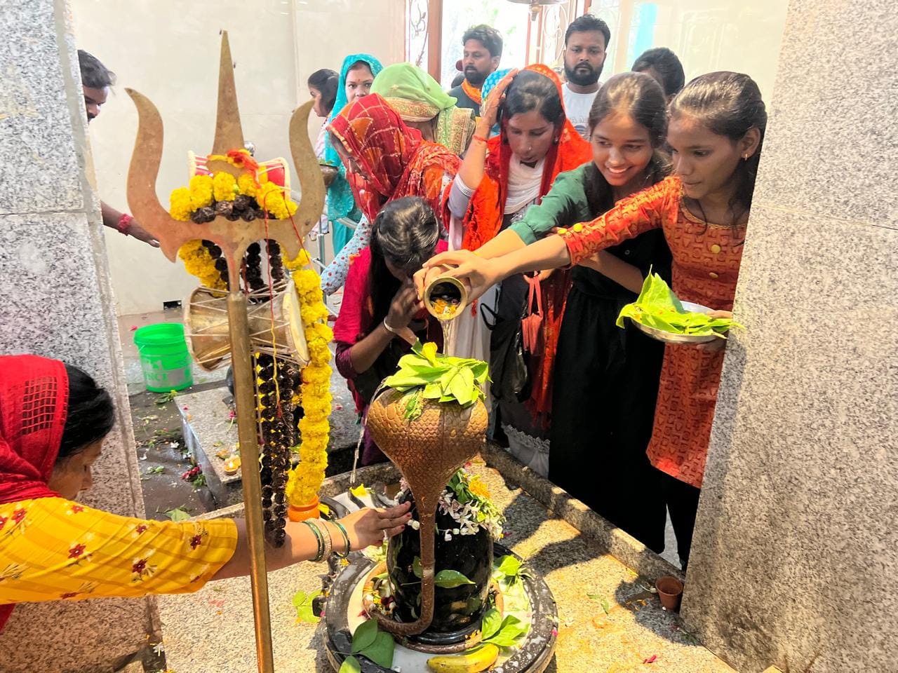 नगर के मऊ महादेव मंदिर पर सावन के दूसरे दिन जलाभिषेक करते श्रद्धालु।संवाद