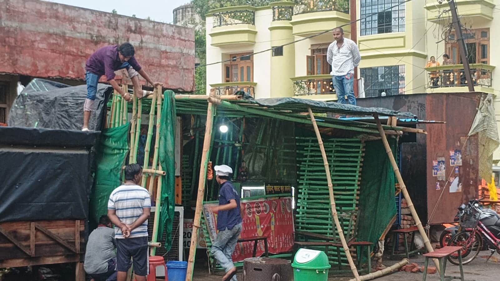 नगर पालिका की कार्रवाई के दौरान वेंडिंग जोन में दुकानों के सामने लगे टीनशेड को खुद ही हटाते दुक