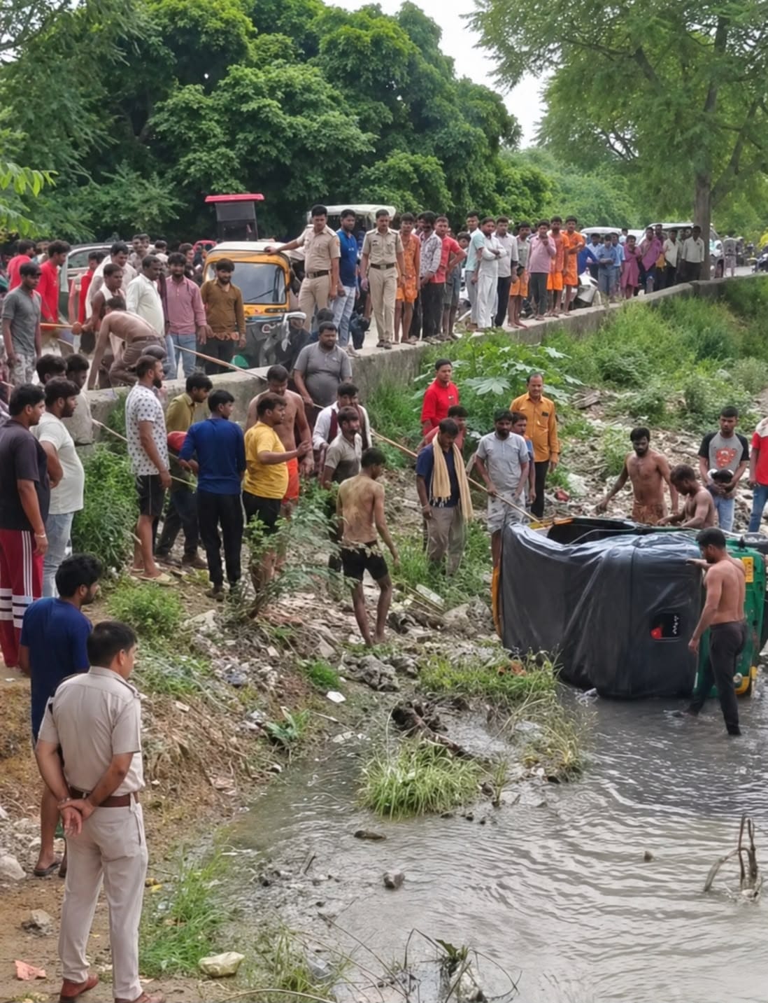Auto-rickshaw of youth missing for seven days found in Agra Canal.