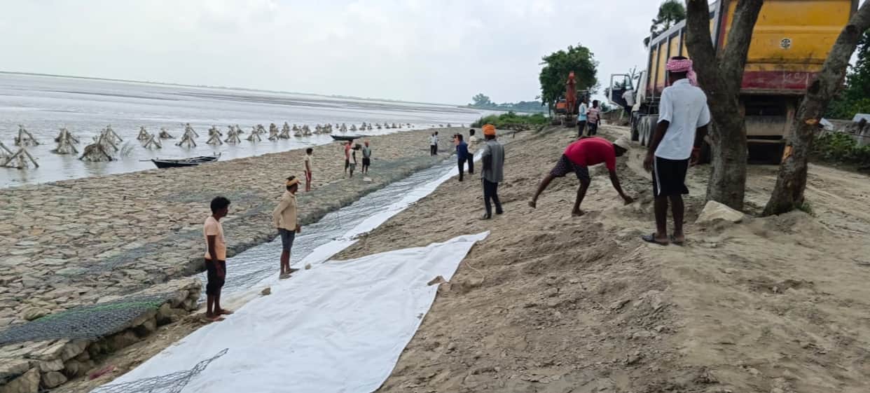 Flood protection work intensified at Narwajot as water levels in the Gandak River recede.