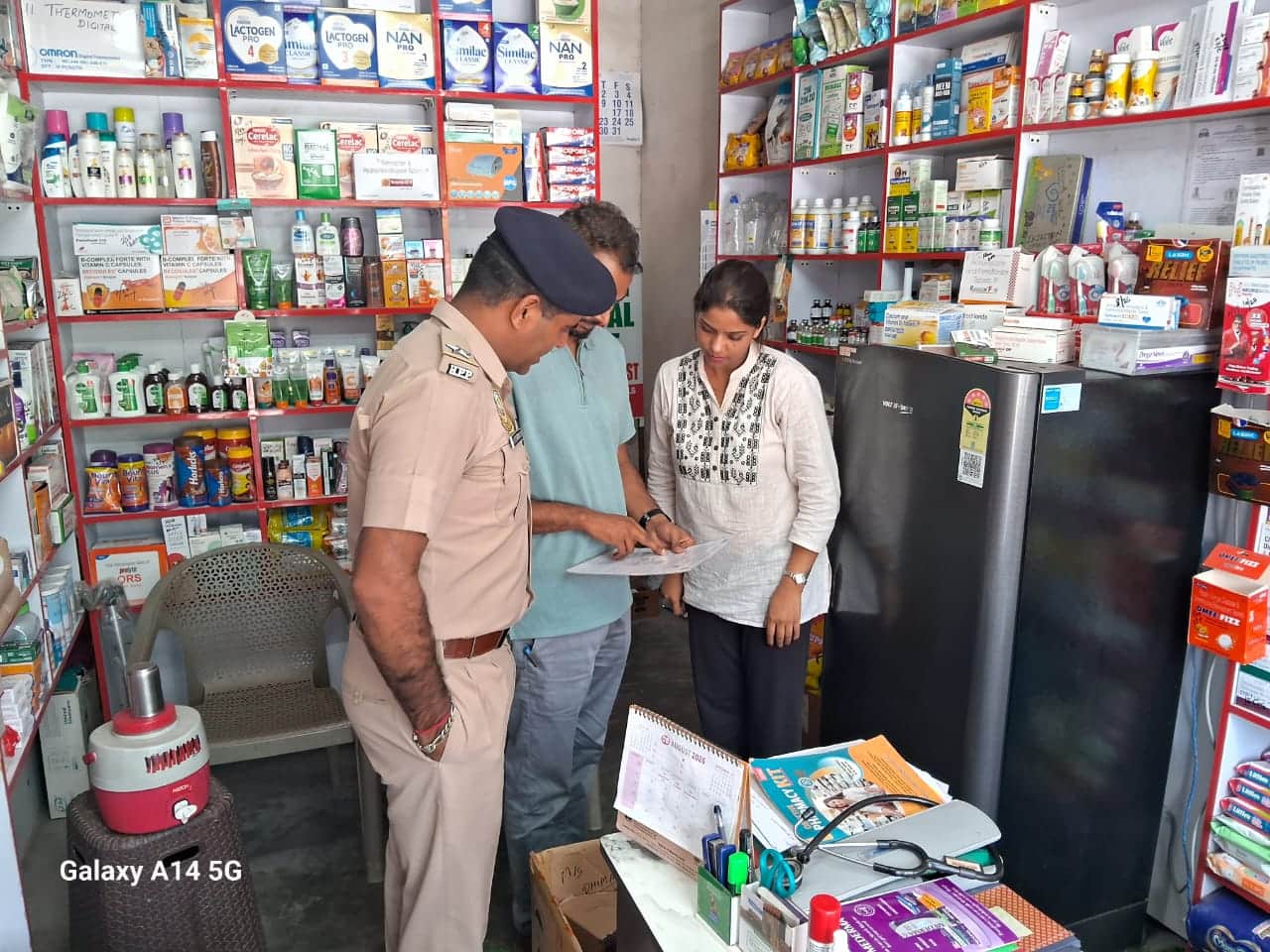 नशीले पदार्थों के विरुद्ध छेड़े गए अभियान के तहत मेडिकल स्टोर का निरीक्षण करते कांगड़ा पुलिस क