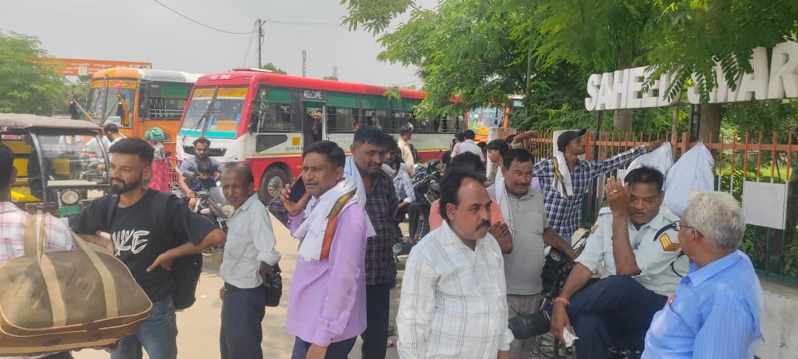 Female passenger faints due to heat; struggle to reach Maharana Pratap Chowk