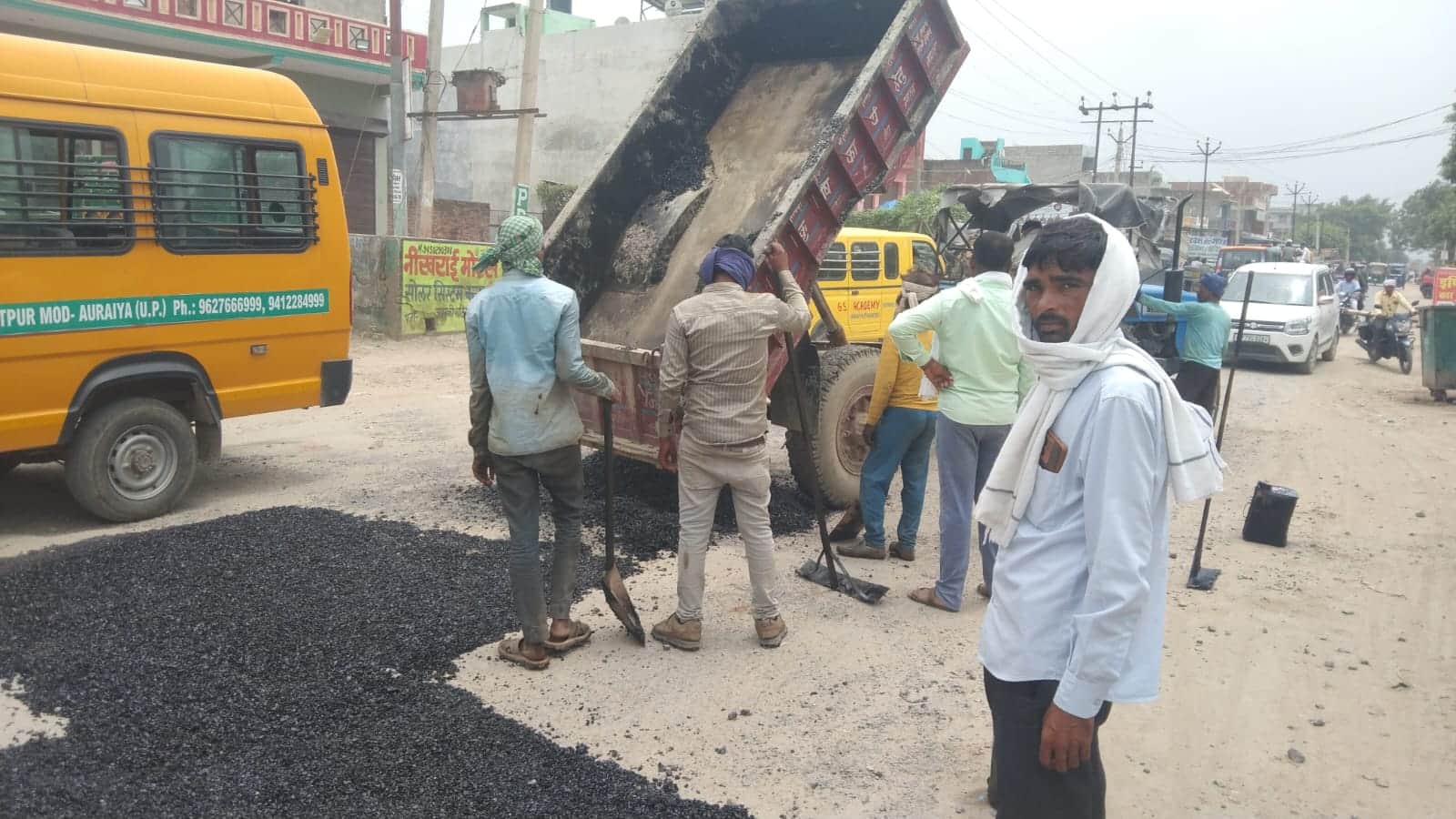 पैचवर्क करते कर्मी। संवाद