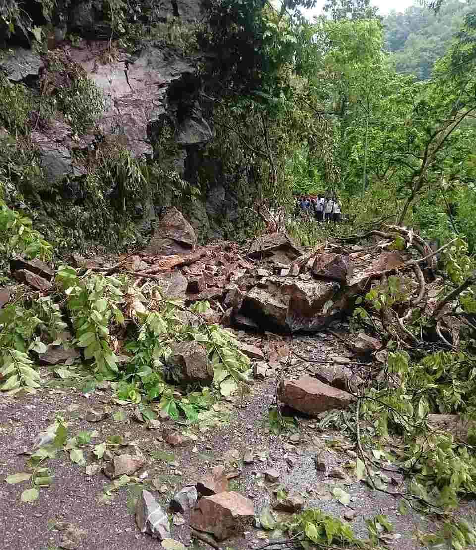पहाड़ी से गिरे मलबे से बाधित सड़क। संवाद