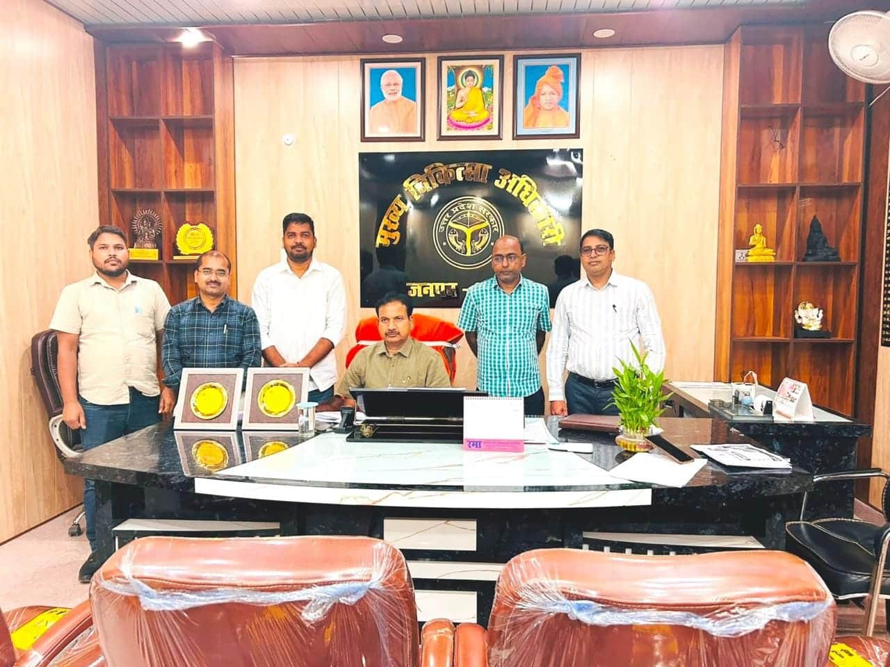 प्राप्त स्मृति चिह्न के साथ सीएमओ व टीम।