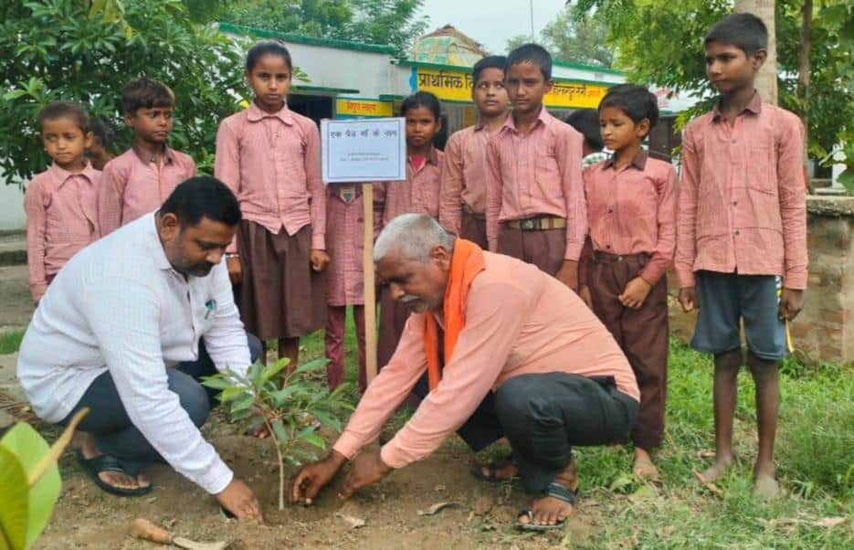 प्राथमिक विद्यालय टिकुईया में पौधरोपड़ करते प्रधानाचार्य व अन्य।